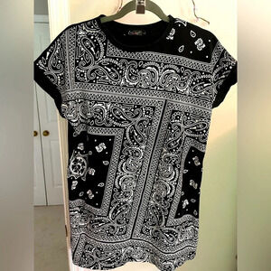 Elia Cher L short sleeve top Paisley black & white diagonal sleeves and design